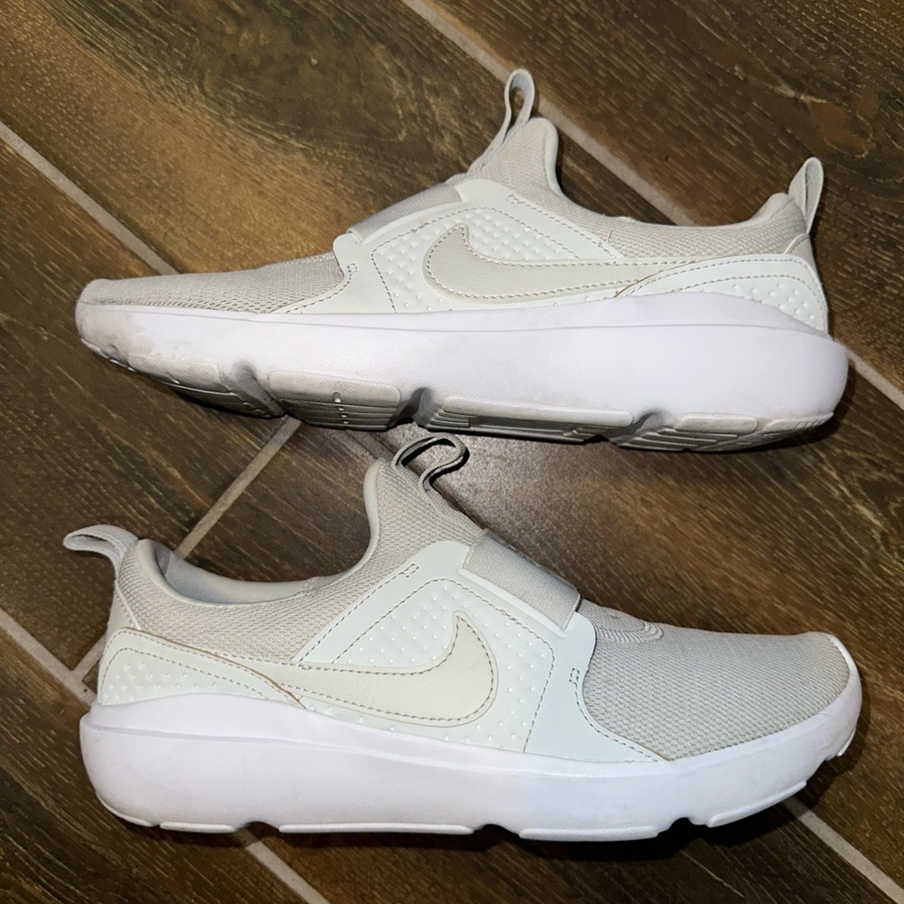 Nike womens Slip on sneakers